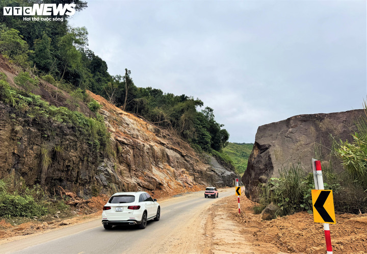 "Hàng loạt điểm có những khối đá tảng to gấp chục lần chiếc ô tô con đổ xuống do sạt lở, nằm chênh vênh trên miệng đèo nhịp 2, trực chờ đổ xuống đường đèo nhịp 3 bên dưới", ông Trần Xuân Tam e ngại.