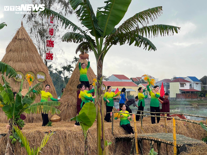 Mở đầu lễ hội là hoạt cảnh dân ca “Một góc hồn quê”, tái hiện sinh động nhịp sống bình dị của làng quê Việt Nam. Hình ảnh chú trâu cày, những trò đùa hồn nhiên của nam thanh – nữ tú khi lao động ruộng đồng đã đưa hồn quê về đúng với cảnh thực của nó, tạo nên một “góc hồn” rất riêng, vừa sống động vừa gần gũi.