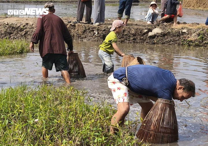"Đây là lần đầu tiên tôi đến Việt Nam và thật tuyệt vời khi được hòa mình vào không gian lễ hội này. Cảm ơn các bạn đã cho tôi có cơ hội được trải nghiệm công việc của người nông dân, nhờ vậy tôi đã có những phút giây thật ý nghĩa" - nam du khách nước ngoài chia sẻ.
