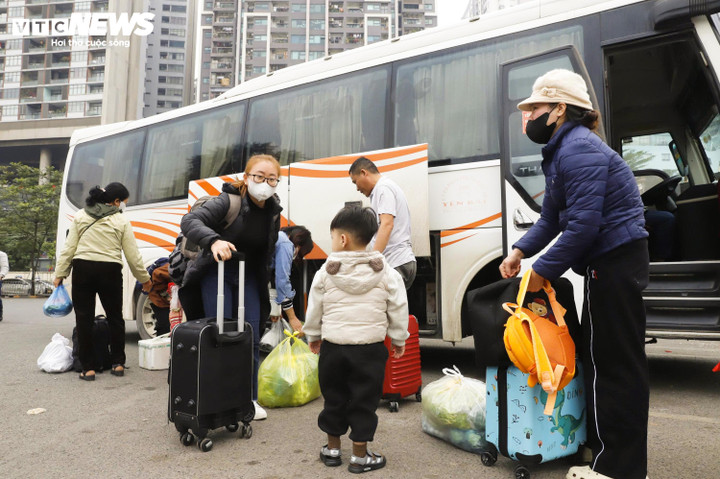 Ngày cuối nghỉ Tết Dương lịch, người dân lỉnh kỉnh bê quà quê trở lại Hà Nội - 9