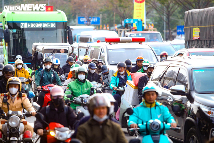 Ngày cuối nghỉ Tết Dương lịch, người dân lỉnh kỉnh bê quà quê trở lại Hà Nội - 1