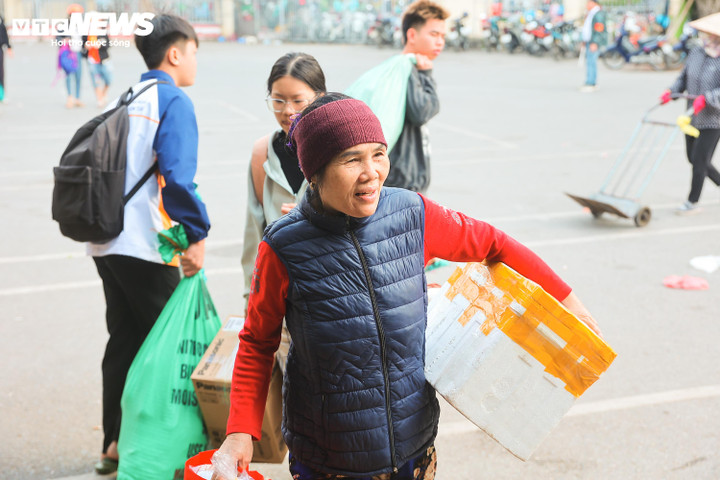 Ngày cuối nghỉ Tết Dương lịch, người dân lỉnh kỉnh bê quà quê trở lại Hà Nội - 3