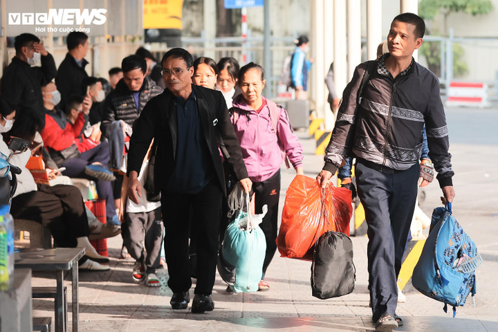 Ngày cuối nghỉ Tết Dương lịch, người dân lỉnh kỉnh bê quà quê trở lại Hà Nội - 2