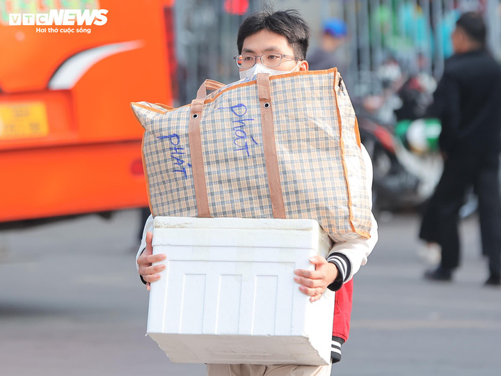 Ngày cuối nghỉ Tết Dương lịch, người dân lỉnh kỉnh bê quà quê trở lại Hà Nội - 5