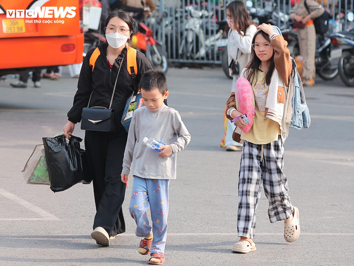 Ngày cuối nghỉ Tết Dương lịch, người dân lỉnh kỉnh bê quà quê trở lại Hà Nội - 6