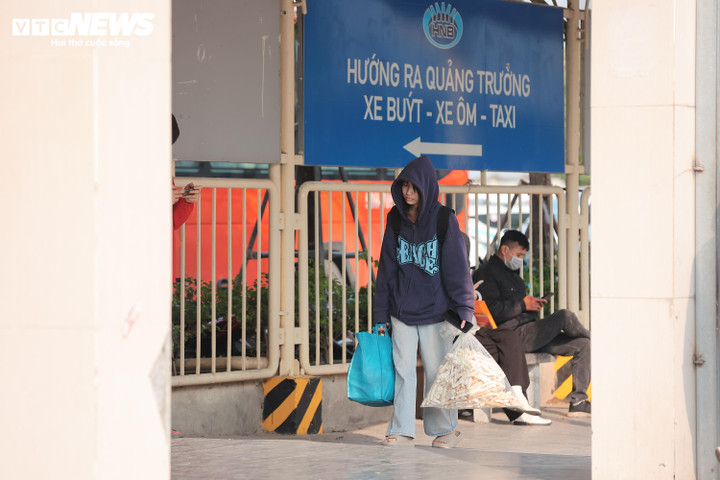 Ngày cuối nghỉ Tết Dương lịch, người dân lỉnh kỉnh bê quà quê trở lại Hà Nội - 8