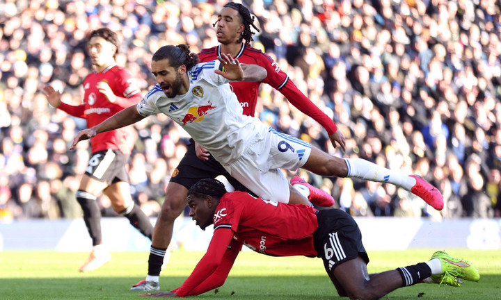Man Utd vất vả trước Leeds United trong hiệp một. (Ảnh: Reuters)