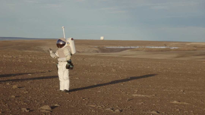 Bác sĩ phẫu thuật chuyến bay của NASA, Jeffrey Jones, thử nghiệm bộ đồ thám hiểm sao Hỏa trên đảo Devon. (Ảnh: History)