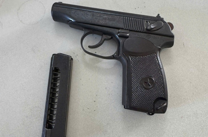 Khẩu súng nhắn anh Đinh Công Thắng nhặt được và giao nộp cho cơ quan công an. (Ảnh: Công an Quảng Trị)