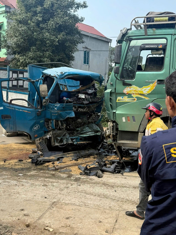 Cú va chạm mạnh khiến phần cabin xe tải biến dạng hoàn toàn, tài xế tử vong tại chỗ.