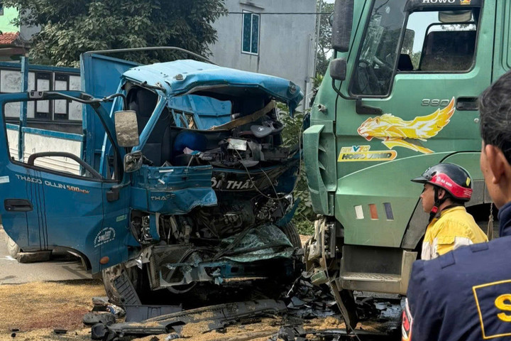Hiện trường vụ tai nạn giao thông nghiêm trọng ở Ninh Bình.