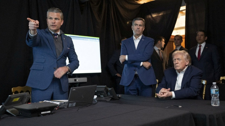 Tổng thống Trump cùng Bộ trưởng Chiến tranh Pete Hegseth xem trực tiếp chiến dịch bắt giữ Tổng thống Maduro. (Ảnh: Nhà Trắng)