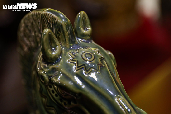 Tượng ngựa giá bạc triệu hút khách dịp Tết Bính Ngọ 2026 - 5