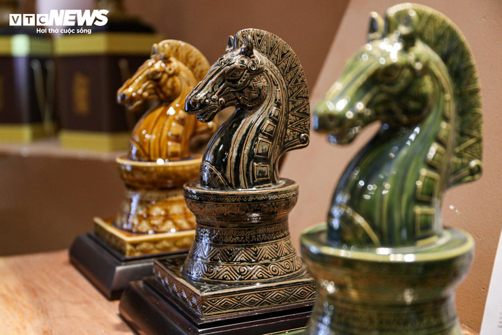 Theo nghệ nhân Bùi Văn Tự, tác phẩm này được lấy cảm hứng từ hình tượng ngựa sắt trong truyền thuyết Thánh Gióng - biểu tượng của khát vọng, sức mạnh của dân tộc Việt Nam.