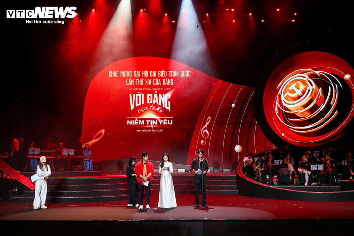 Ngày 5/1, tại Nhà hát Hồ Gươm, NSND Thanh Hoa, NSND Mai Hoa, NSƯT Đăng Dương, NSƯT Hoàng Tùng, ca sĩ Phạm Thu Hà, Võ Hạ Trâm, Anh Tú, Đỗ Hoàng Hiệp, Quách Mai Thy, Đinh Thành Lê, Lâm Phúc,... tham gia tổng duyệt chương trình nghệ thuật đặc biệt Với Đảng vẹn toàn niềm tin yêu do Đài Tiếng nói Việt Nam tổ chức tối nay.