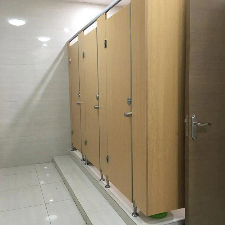 Khe hở dưới cánh cửa nhà vệ sinh công cộng có nhiều lợi ích rất thiết thực.