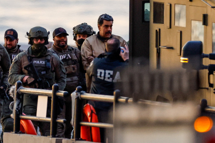 Ông Maduro trên đường được đưa đến tòa. (Ảnh: Reuters)