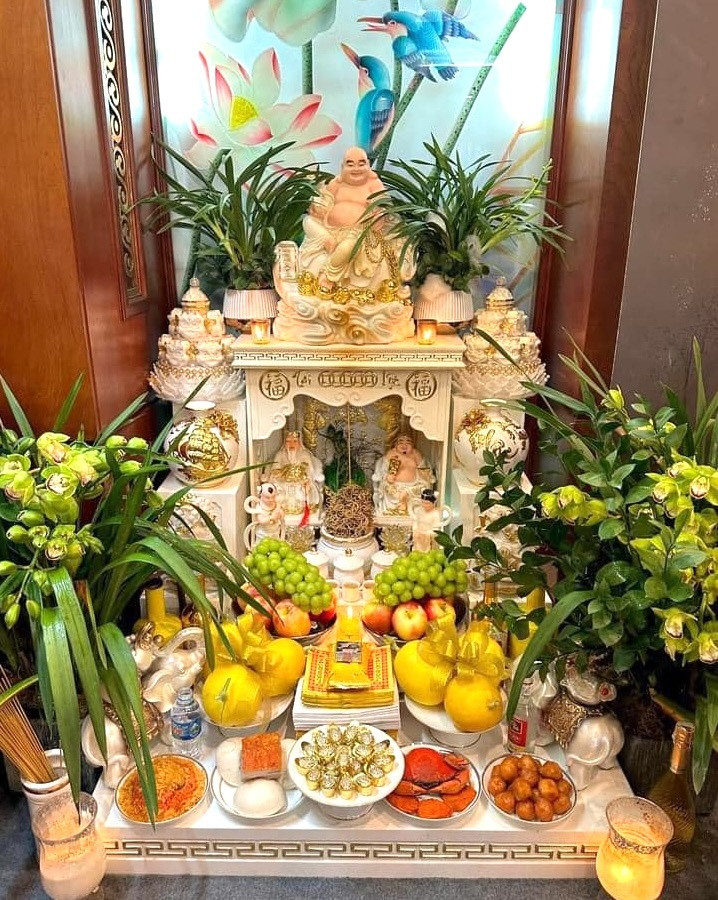Khi chuyển về nhà mới, nghi thức rước và an vị thần Tài, Thổ Địa được nhiều gia đình coi trọng. (Ảnh minh họa: Hà Phạm)