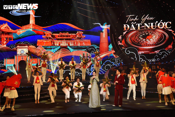 Ca sĩ Võ Hạ Trâm, Anh Tú thể hiện ca khúc "Tình yêu đất nước".