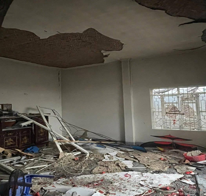 Vụ nổ hất tung nhiều đồ đạc, mảng tường lớn cũng bị bong tróc.