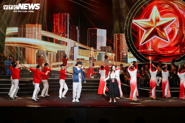 Ca sĩ Đỗ Hoàng Hiệp, Minh Thuý trình diễn mashup Ca ngợi tổ quốc - Em là mầm non của Đảng - Tuổi xuân dâng Đảng - Việt Nam ơi mùa xuân đến rồi.