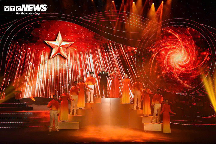 NSƯT Đăng Dương, ca sĩ Phạm Thu Hà thể hiện Mashup "Ca ngợi Tổ quốc - Người chiến sĩ ấy - Dáng đứng Việt Nam - Việt Nam hướng về tương lai".