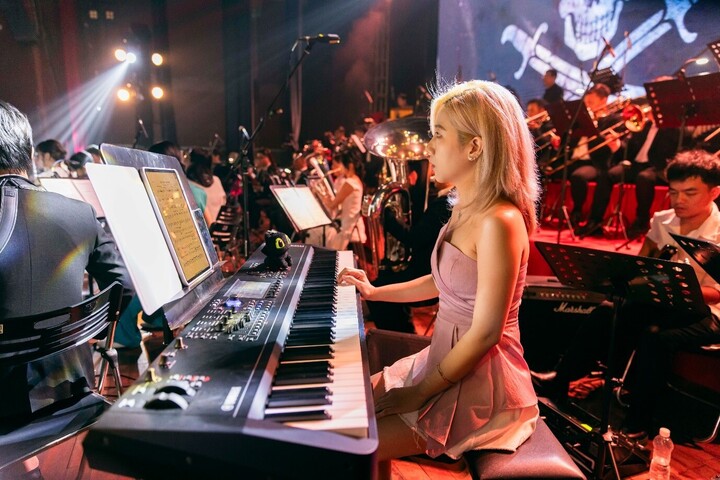 Các nghệ sĩ biểu diễn cùng nhạc cụ Yamaha.