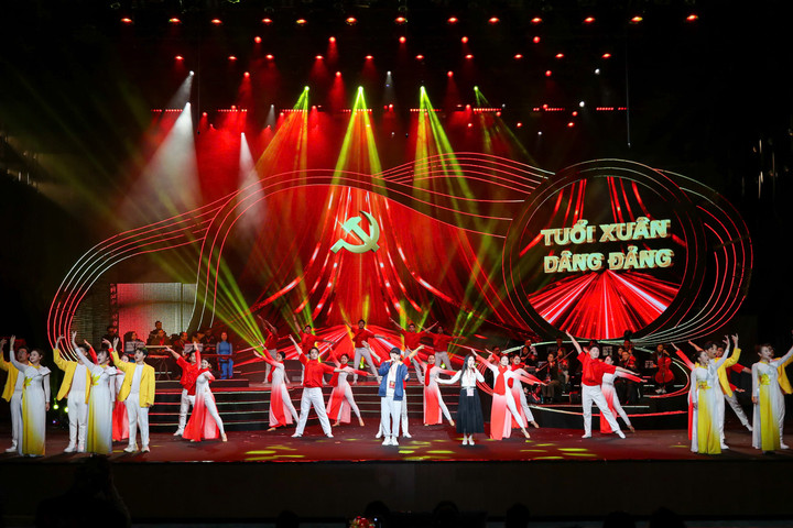 Một số tiết mục đặc biệt có thể kể đến như mashup bốn ca khúc từng lan tỏa mạnh mẽ trong giai đoạn radio giữ vai trò chủ lực trong đời sống truyền thông quốc gia: “Ca ngợi Tổ quốc” (Hoàng Vân), “Em là mầm non của Đảng” (Mộng Lân), “Tuổi xuân dâng Đảng” (Hoàng Hồng Ngọc), “Việt Nam ơi mùa xuân đến rồi” (Huy Du)