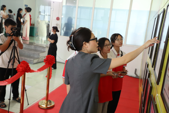 Không gian triển lãm “Sắc Báo Xuân 2026” trưng bày măng-sét báo Xuân của 34 tỉnh, thành theo cấu trúc hành chính mới.