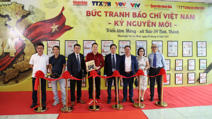 Các đại biểu tham dự triển lãm “Bức tranh báo chí Việt Nam – Kỷ nguyên mới”, trưng bày măng-sét báo chí 34 tỉnh, thành.