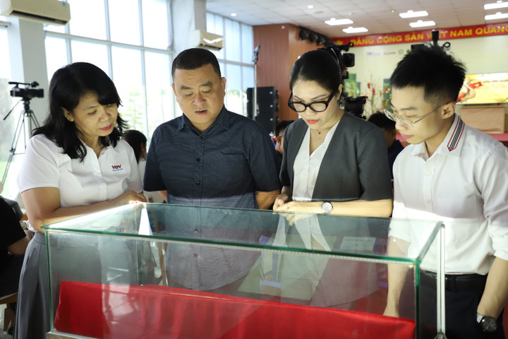 Các đại biểu tham quan tại sự kiện.