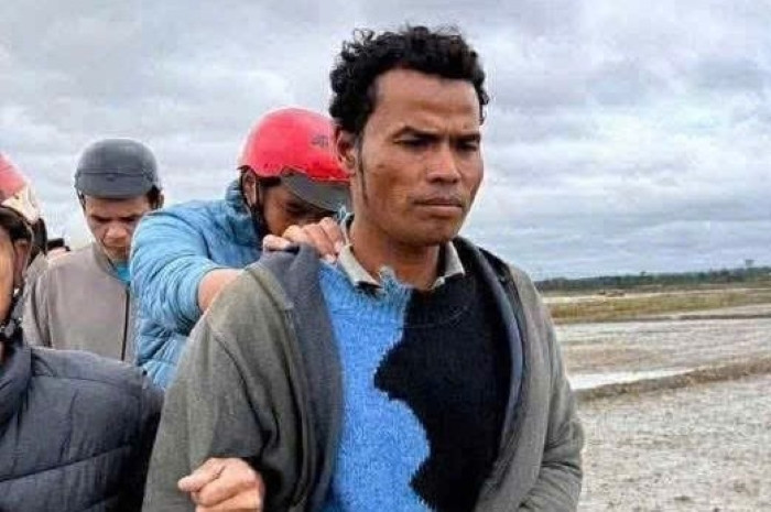 Nghi phạm bị bắt khi đang lẩn trốn ở cánh đồng.