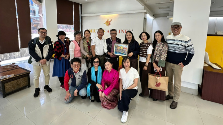 Văn phòng hãng Bhutan Airlines cùng đại lý từ Hà Nội.