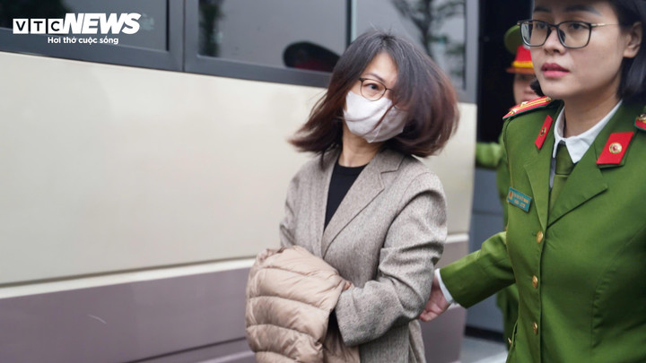 Bị cáo Trần Việt Nga (cựu Phó Cục trưởng, giai đoạn từ tháng 7/2018 đến tháng 9/2024 và sau là Cục trưởng) bị cáo buộc nhận hối lộ hơn 8 tỷ đồng.