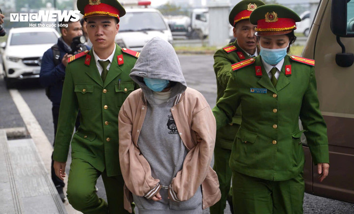 Từ năm 2018 đến 2025, lợi dụng các quy định pháp luật, một số bị cáo là lãnh đạo, chuyên viên, cán bộ tại các đơn vị chuyên môn thuộc Cục An toàn thực phẩm cùng một số cá nhân, doanh nghiệp đã có hành vi đưa, nhận hối lộ.