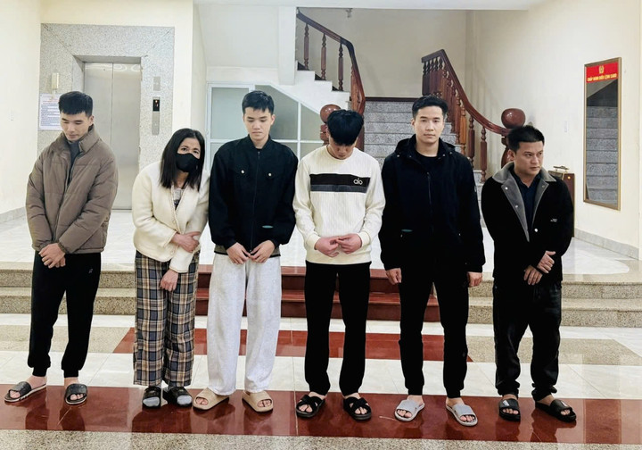 Nhóm 6 người trong chuyên án đánh bạc và tổ chức đánh bạc do Nguyễn Văn Thọ (áo trắng thứ 4 từ trái qua) cầm đầu. (Ảnh: Thùy Trang)