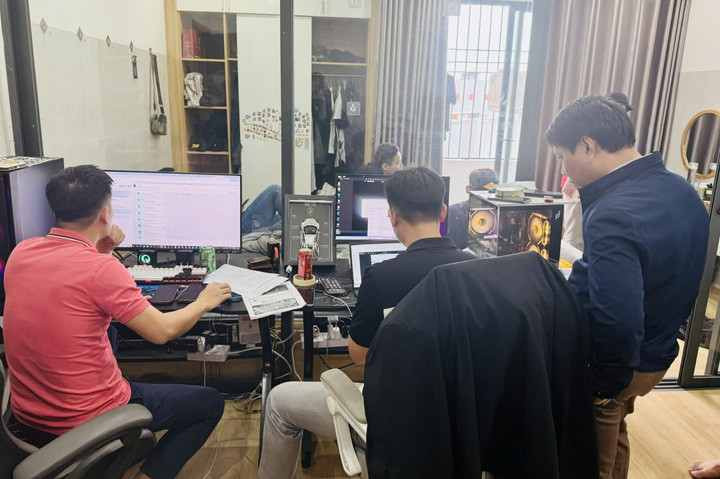 Lực lượng công an kiểm tra dữ liệu điện tử có liên quan đến hành vi đánh bạc bằng hình thức game online. (Ảnh: Thùy Trang)