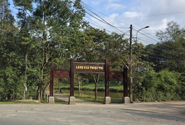 Cảnh cổng bằng gỗ được xây dựng tại lối vào lăng vua Thiệu Trị, nằm ngoài khu vực bảo vệ 1