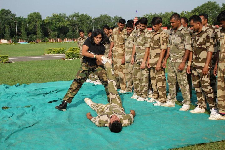 Vợ chồng Seema sáng tạo ra môn võ Hệ thống Bison