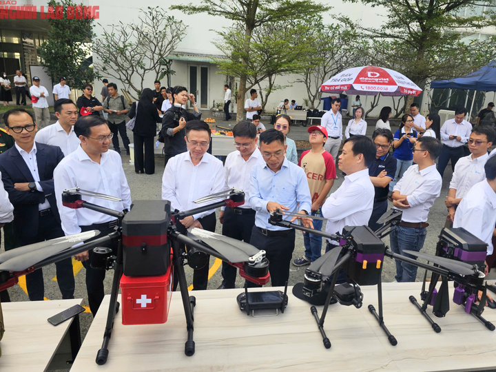 Phó Bí thư Thành ủy TP.HCM Đặng Minh Thông, Phó Chủ tịch UBND TP.HCM Nguyễn Mạnh Cường và lãnh đạo, đại diện sở, ngành xem chi tiết UAV.