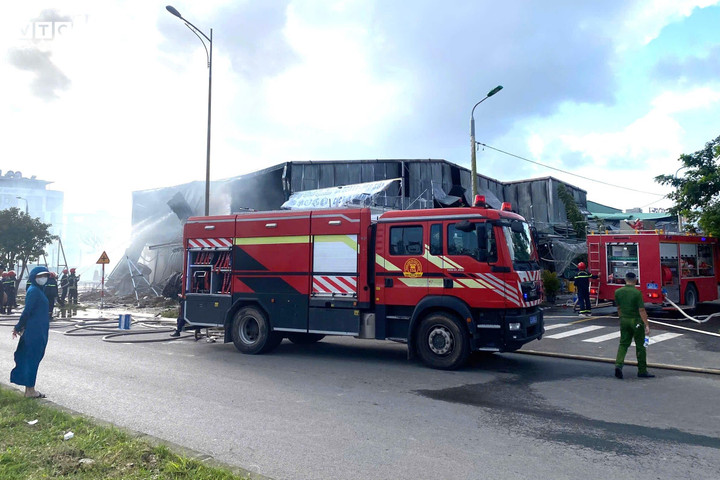 Gần chục xe cứu hỏa dập lửa tại cửa hàng vật liệu xây dựng ở Đà Nẵng.