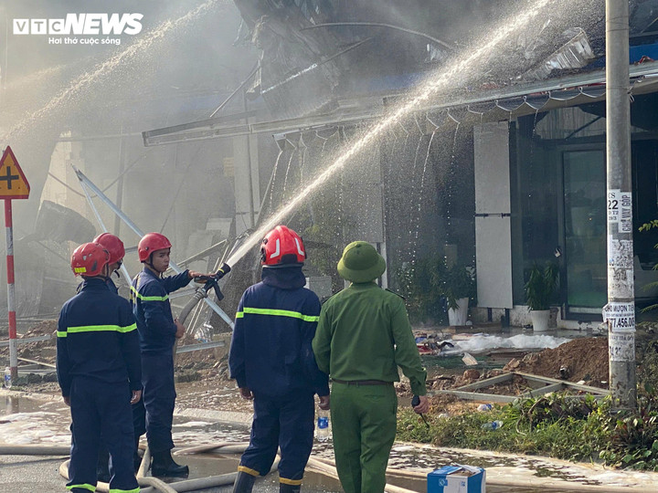 Lực lượng chức năng tiếp cận dập lửa.