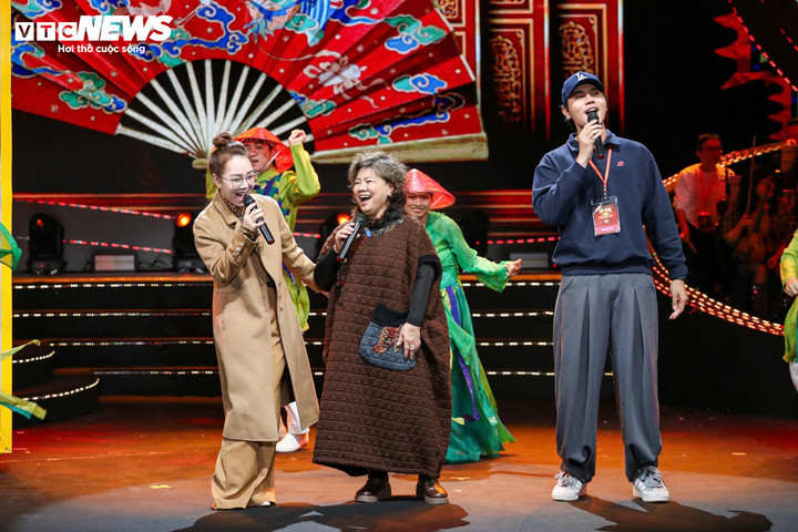 NSND Thanh Hoa, ca sĩ Quách Mai Thy, Lâm Phúc thể hiện tiết mục "Made in Vietnam".