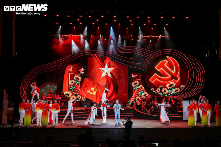 Chương trình "Với Đảng vẹn toàn niềm tin yêu" gồm 3 chương, đi theo hành trình cảm xúc rõ rệt từ cội nguồn – thời đại – niềm tin.