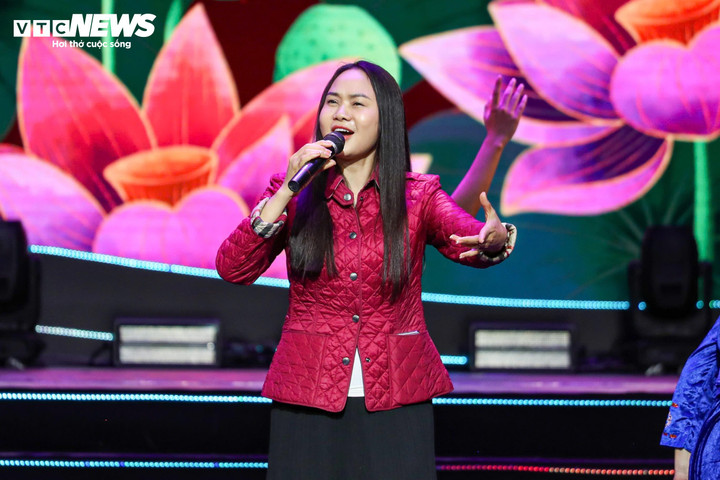 "Với Đảng vẹn toàn niềm tin yêu" diễn ra trong không khí cả nước chào mừng Đại hội lần thứ XIV của Đảng và đón xuân mới, chương trình nghệ thuật là lời tri ân gửi tới Đảng, tới Bác Hồ kính yêu, và tới hành trình bền bỉ đưa dân tộc ta đi qua bao chặng đường đầy gian lao thử thách nhưng cũng rất đỗi vinh quang, viết tiếp khát vọng phát triển trong kỷ nguyên mới bằng ngôn ngữ nghệ thuật.