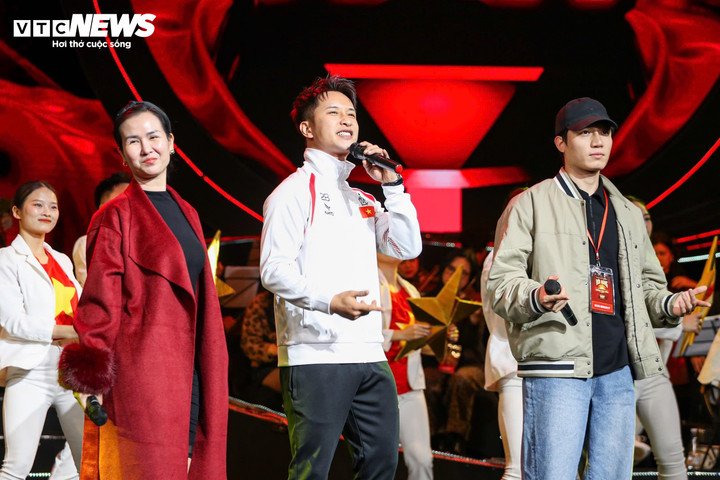 Chương III – “Sắc đỏ thiêng liêng” là cao trào cảm xúc của chương trình, chương này tôn vinh sắc đỏ – biểu tượng của Đảng, của Tổ quốc và niềm tin Việt Nam. Những tác phẩm giàu cảm xúc, hào sảng hòa quyện giữa truyền thống và sáng tạo mới, tạo nên không khí trang trọng, nồng ấm, thể hiện niềm tin và khát vọng cống hiến của toàn dân tộc, dựng xây đất nước hùng cường, văn minh, thịnh vượng, thực hiện thắng lợi các định hướng, quyết sách, mục tiêu mà Đảng ta đề ra, vững bước trong kỷ nguyên mới.