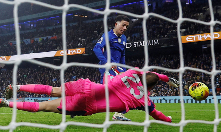 Enzo gỡ hòa ở phút 90+4. (Ảnh: Reuters)