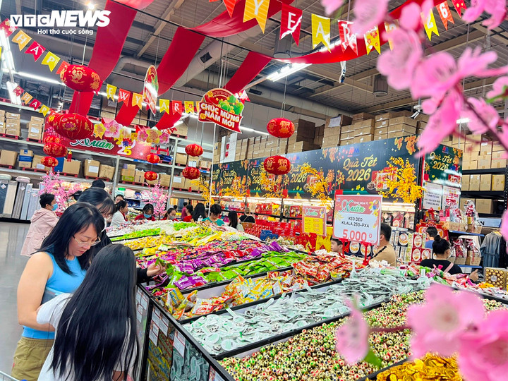 Nhiều siêu thị triển khai chương trình khuyến mãi, giảm giá sâu cho hàng Tết nhằm kích cầu mua sắm trước cao điểm.
