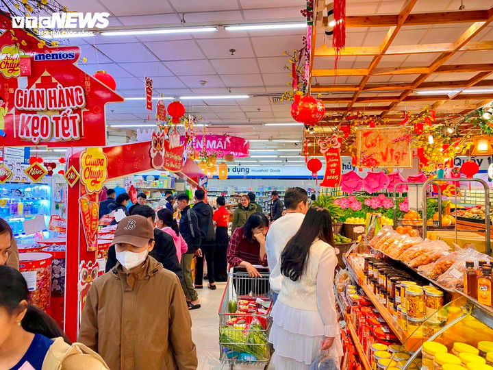 Không gian siêu thị được trang trí đậm sắc xuân, các quầy hàng Tết thu hút người dân tham quan, lựa chọn từ sớm.