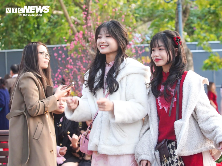 Người dân đi chơi Tết Nguyên đán 2026 trong hai tiết khí. Ngày mùng 1 Tết là tiết Lập xuân, ngày mùng 2 Tết là tiết Vũ Thủy. (Ảnh minh họa: Minh Đức)